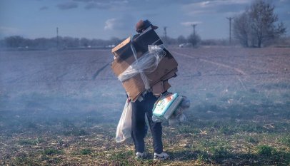 sınırda bekleyen göçmen